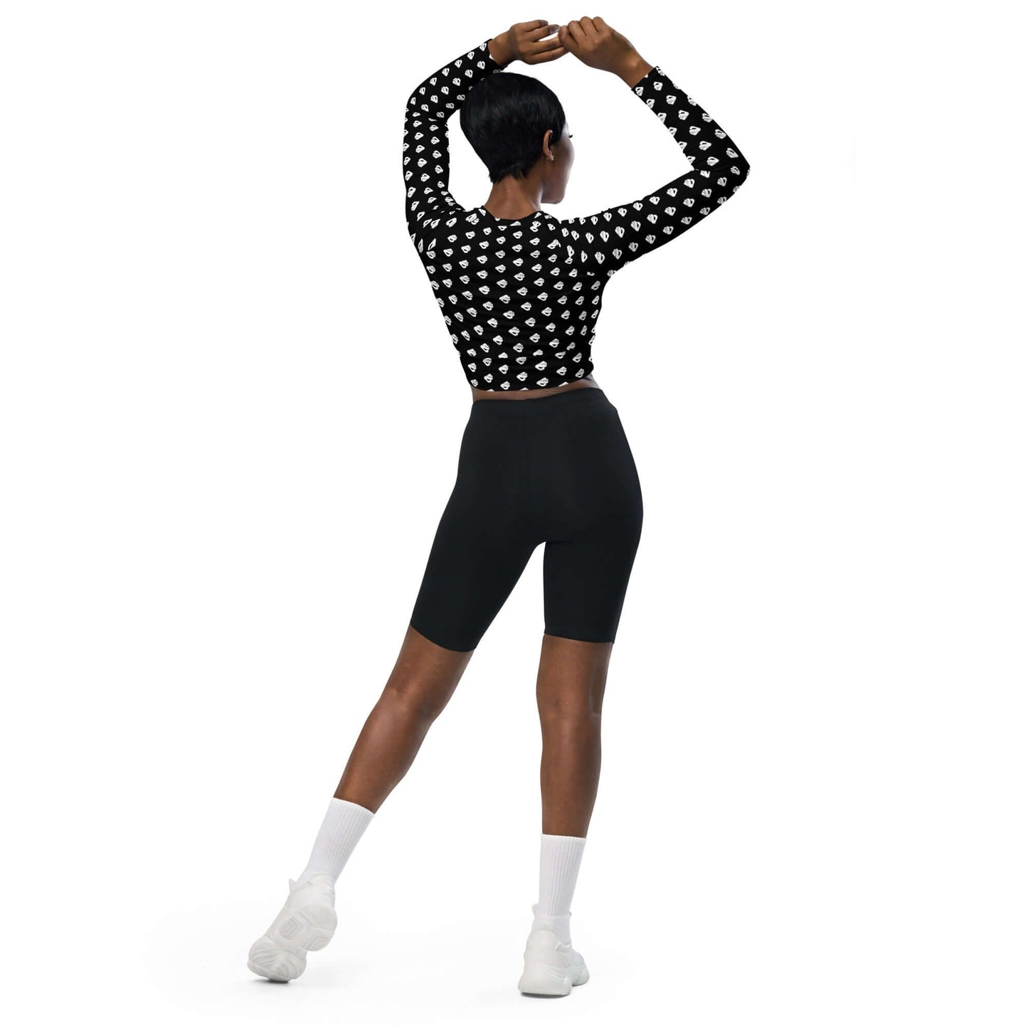 Person wearing Recyceltes Langarm Crop Top mit Allover-Druck N°0, made of recycled materials, illustrating eco-friendly sportswear.