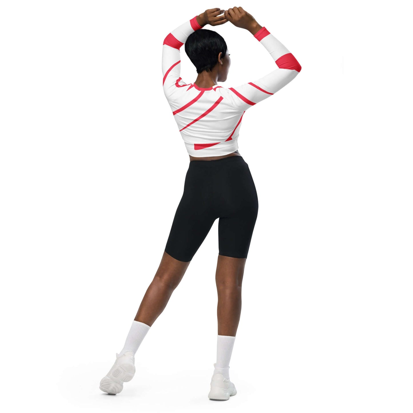 Rückansicht eines Models im recycelten Langarm Crop Top mit Allover-Druck und schwarzen Radlerhosen.
