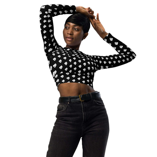 Recyceltes Langarm Crop Top mit Allover-Druck N°0 getragen von Modell, umweltfreundliche Mode, recyceltes Polyester, Athleisure-Stil.