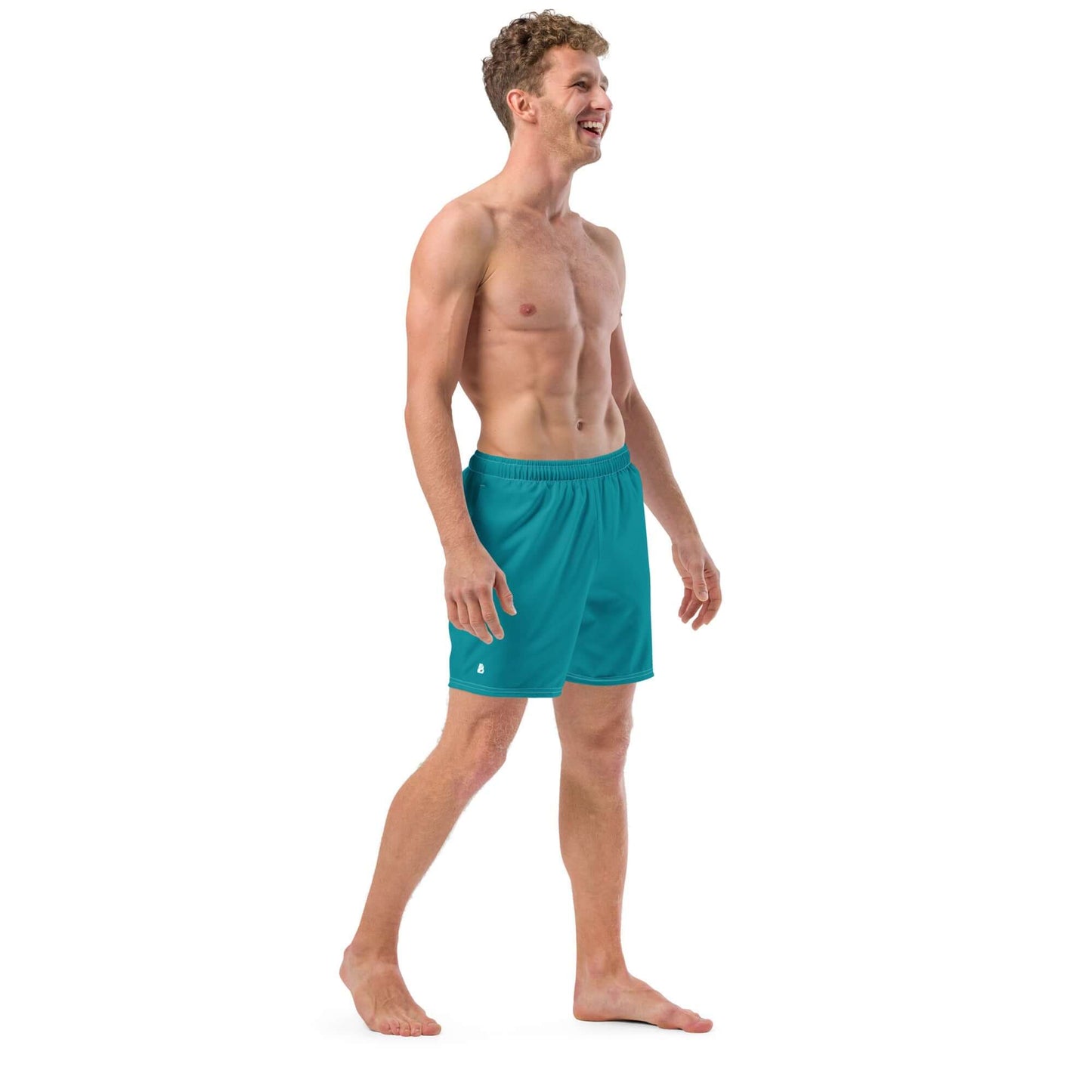 Mann trägt Herren-Badehosen N°10, atmungsaktiv und schnelltrocknend, in Türkisblau, perfekt für den Sommer, mit seidigem Innenfutter.