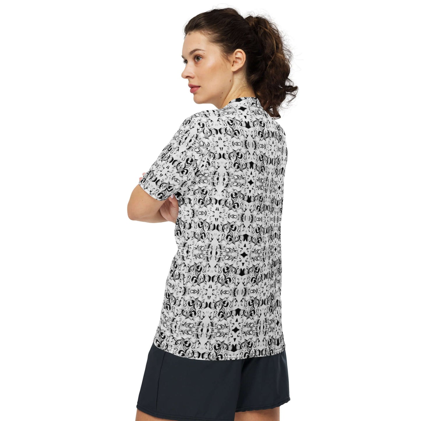 Woman wearing Recyceltes Unisex-Trikot N°0 with printed pattern, made from 100% recycled polyester, featuring moisture-wicking fabric.