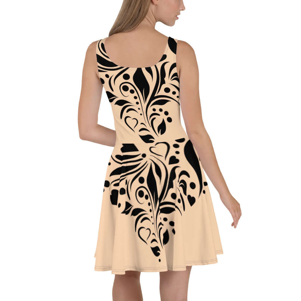 Frau trägt ärmelloses Skater-Kleid N°5 mit elegantem, ausgestelltem Rock und aufwendigem Design, Seitenansicht