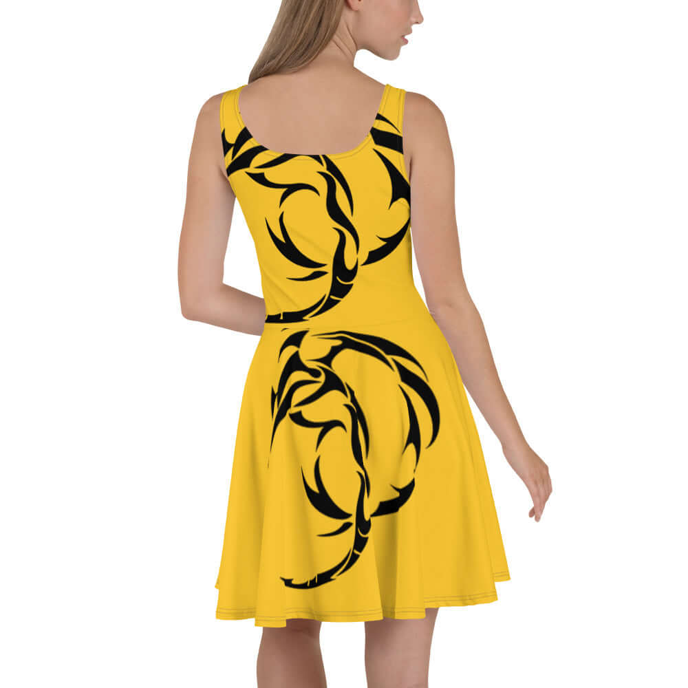 Skater-Kleid N°6 in gelb mit schwarzem Muster, ärmelloses Design, aus Polyester und Elastan, ausgestellter Rock in Seitenansicht.