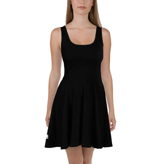 Woman wearing Skater-Kleid N°0, a sleeveless dress with a flared skirt, made of soft and elastic polyester blend fabric.