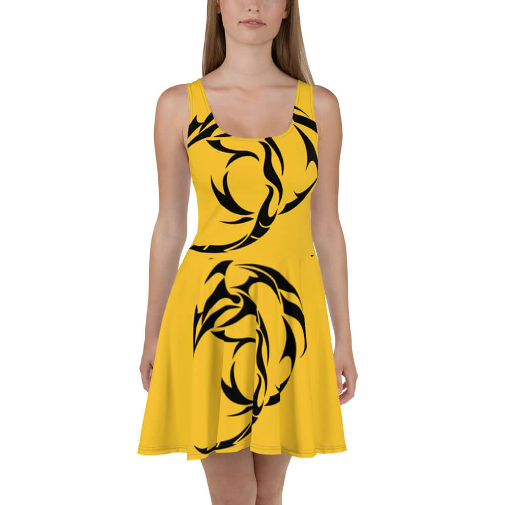Model wearing vibrant Skater-Kleid N°6 with sleeveless design and flared skirt, featuring bold black pattern on yellow fabric.