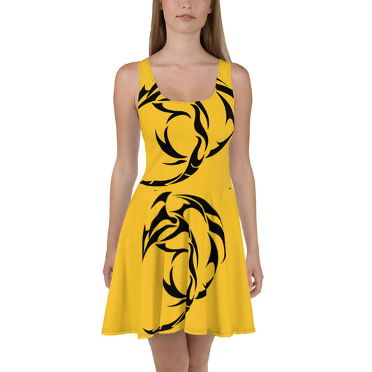 Model wearing vibrant Skater-Kleid N°6 with sleeveless design and flared skirt, featuring bold black pattern on yellow fabric.