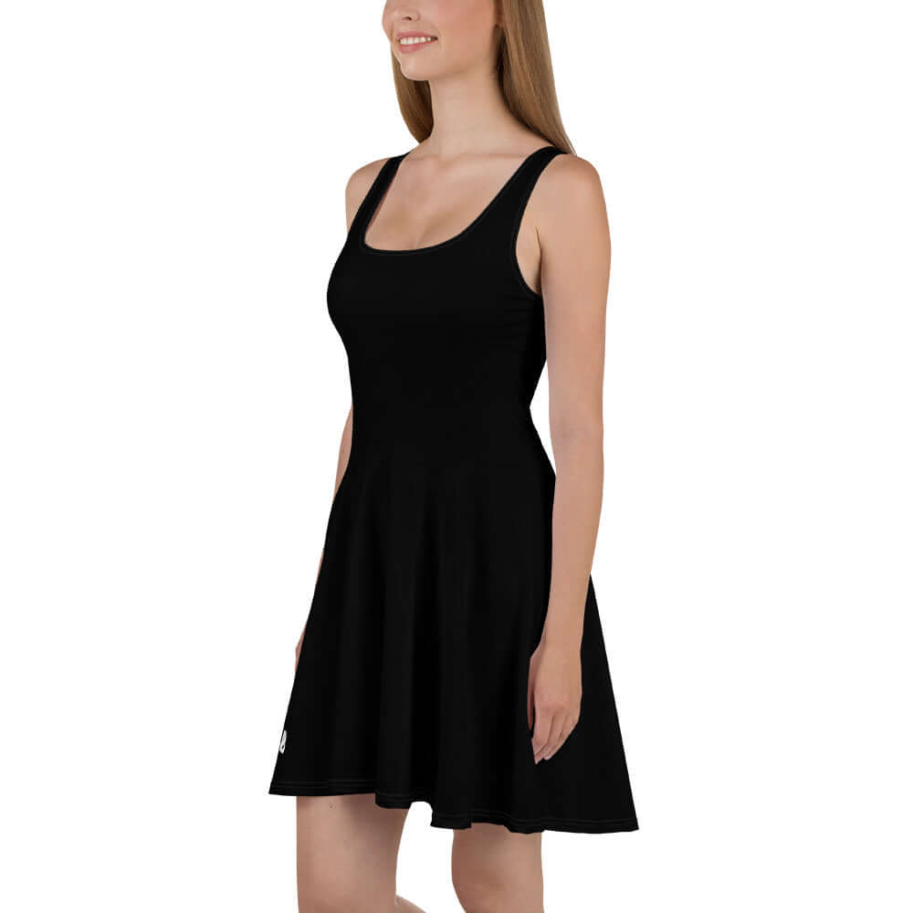 Woman wearing a black sleeveless Skater-Kleid N°0 with a flared skirt and elastic waist, showcasing elegant and vibrant design.