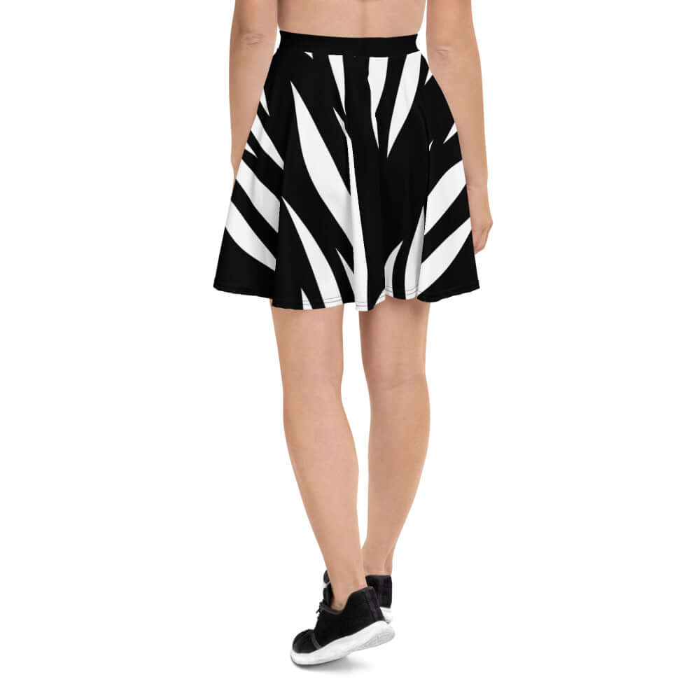Woman wearing Skater-Rock N°2, a black and white striped skirt with a flattering silhouette and elastic waistband.