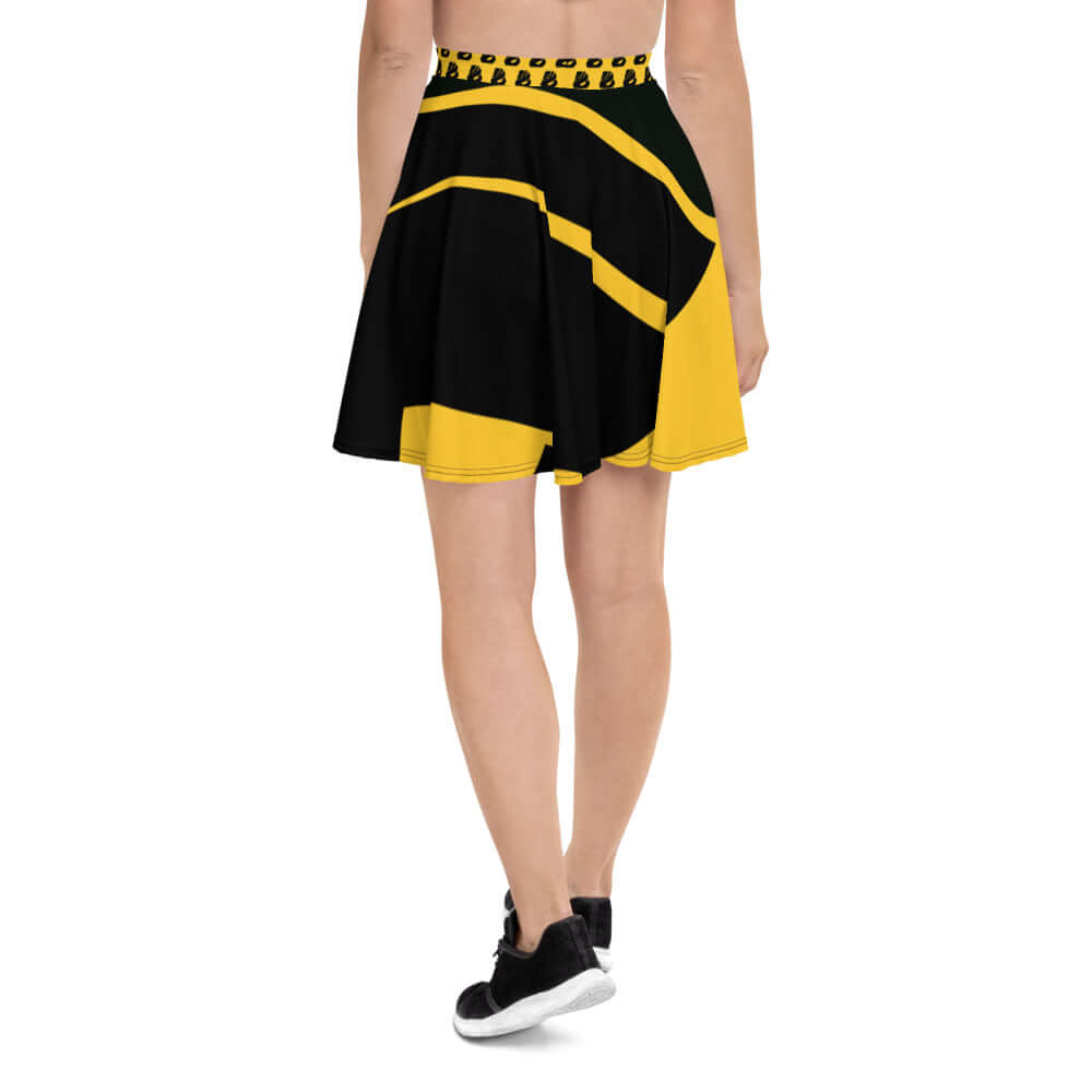 Woman wearing Skater-Rock N°6 in black and yellow with an elastic waistband, showcasing the soft fabric and flattering silhouette.