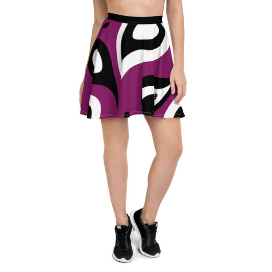 Woman wearing Skater-Rock N°3 with abstract purple, black, and white design, highlighting elastic waistband and mid-thigh length.