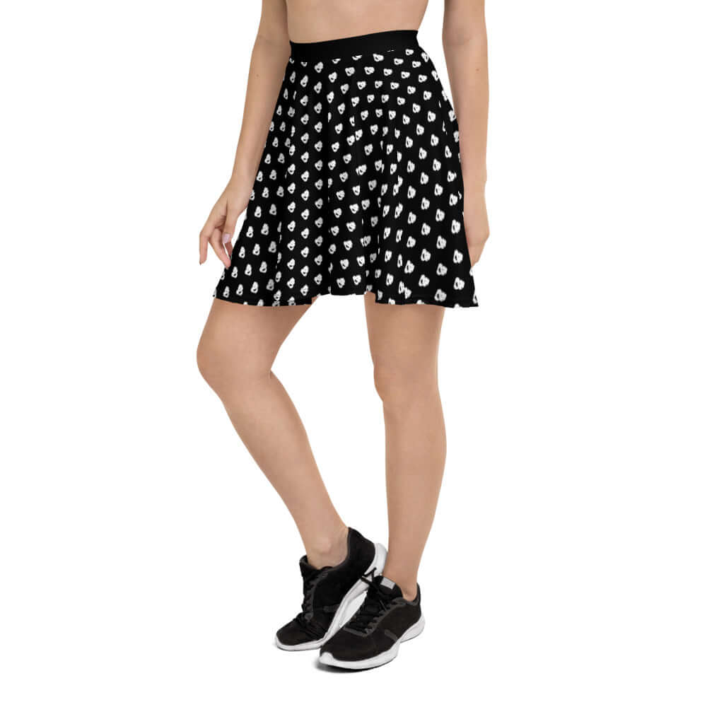 Woman wearing Skater-Rock N°1, black with white pattern, A-line silhouette, mid-thigh length, with elastic waistband, in casual style.