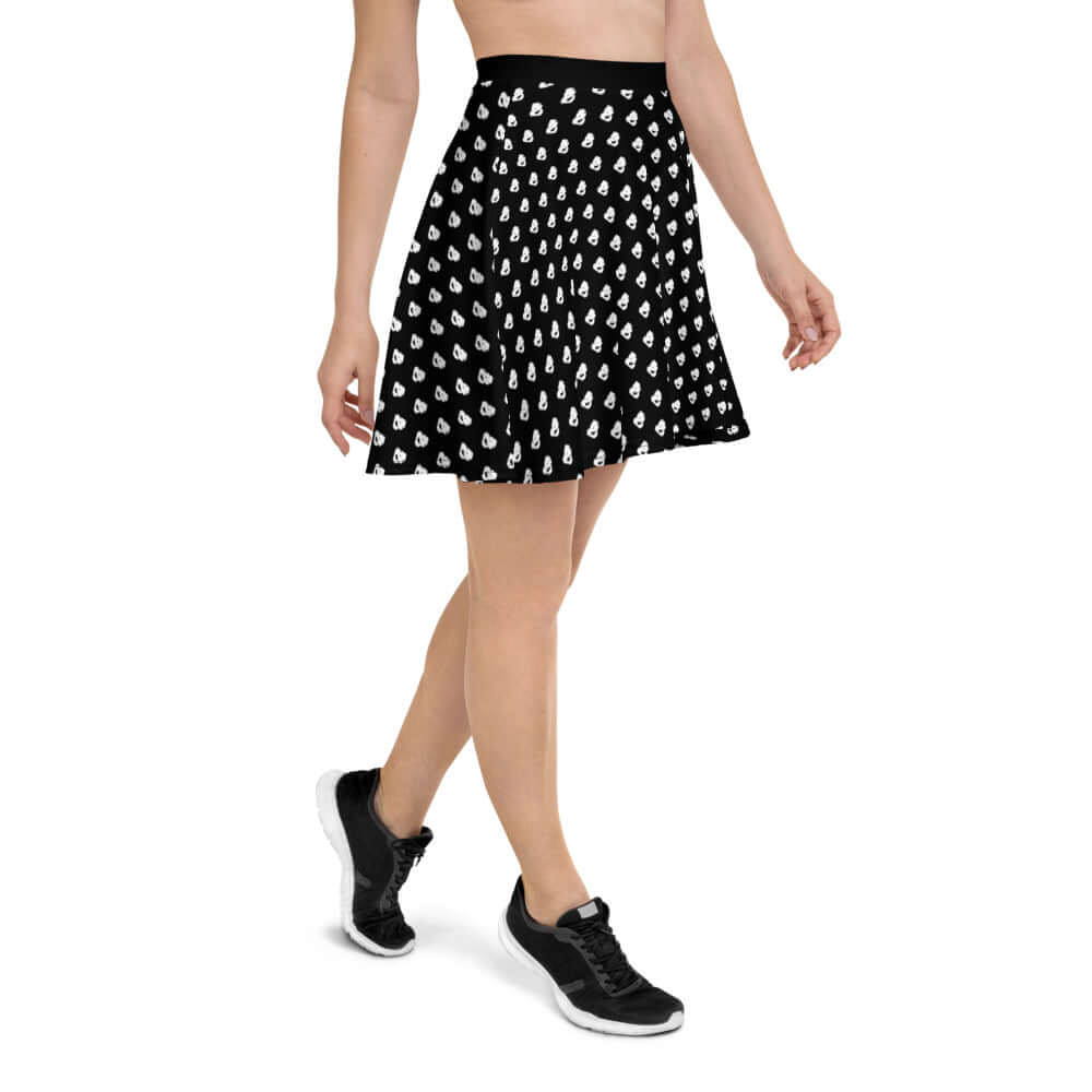 Skater-Rock N°1 - black and white patterned skirt, mid-thigh length, elastic waistband, comfortable fit, flattering silhouette.