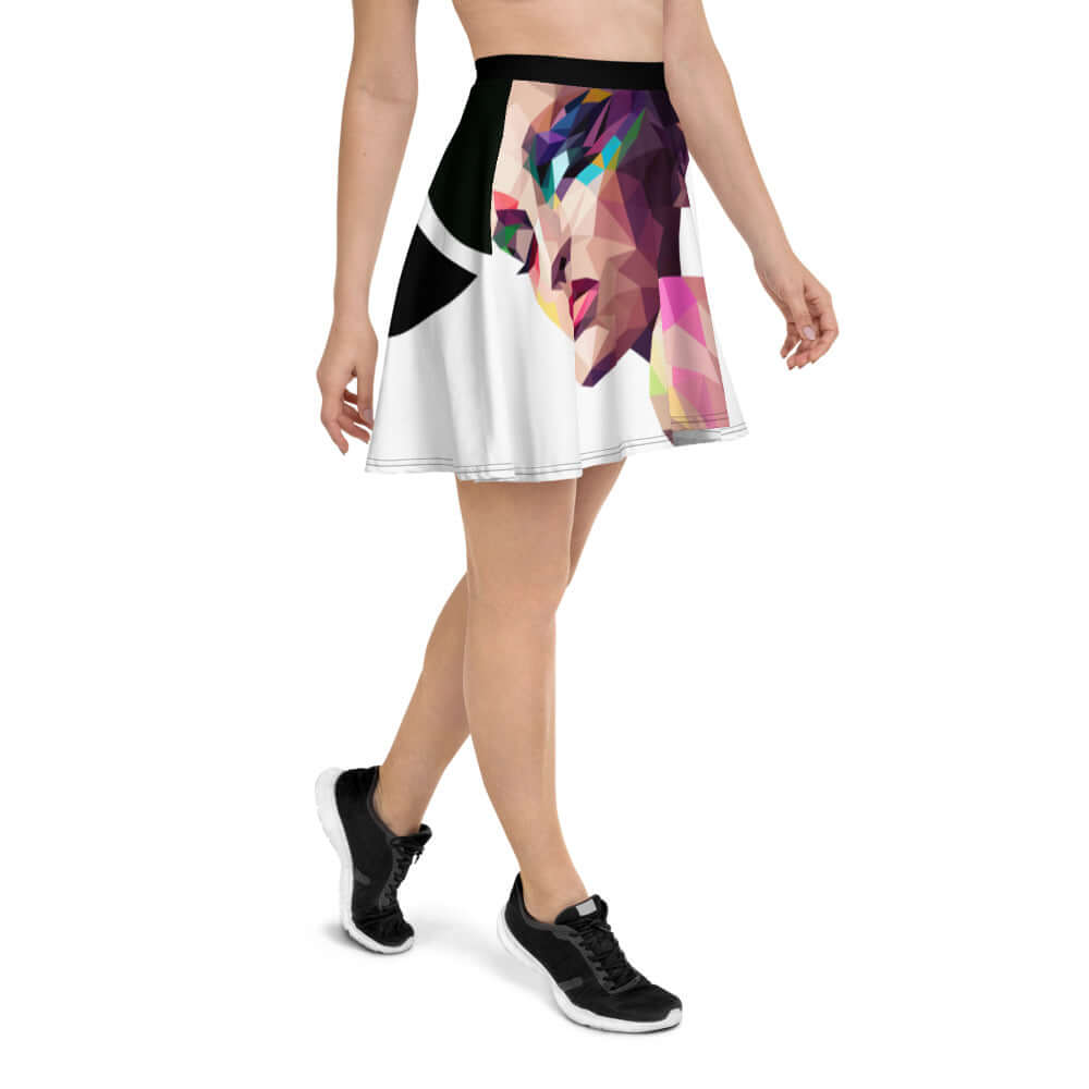 Model wearing Skater-Rock N°5, featuring vibrant graphic print, flattering silhouette, mid-thigh length, comfortable stretchy waistband.