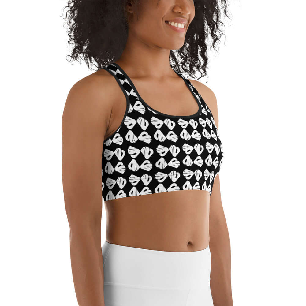 Woman wearing Sport-BH N°5 with black and white pattern during workout