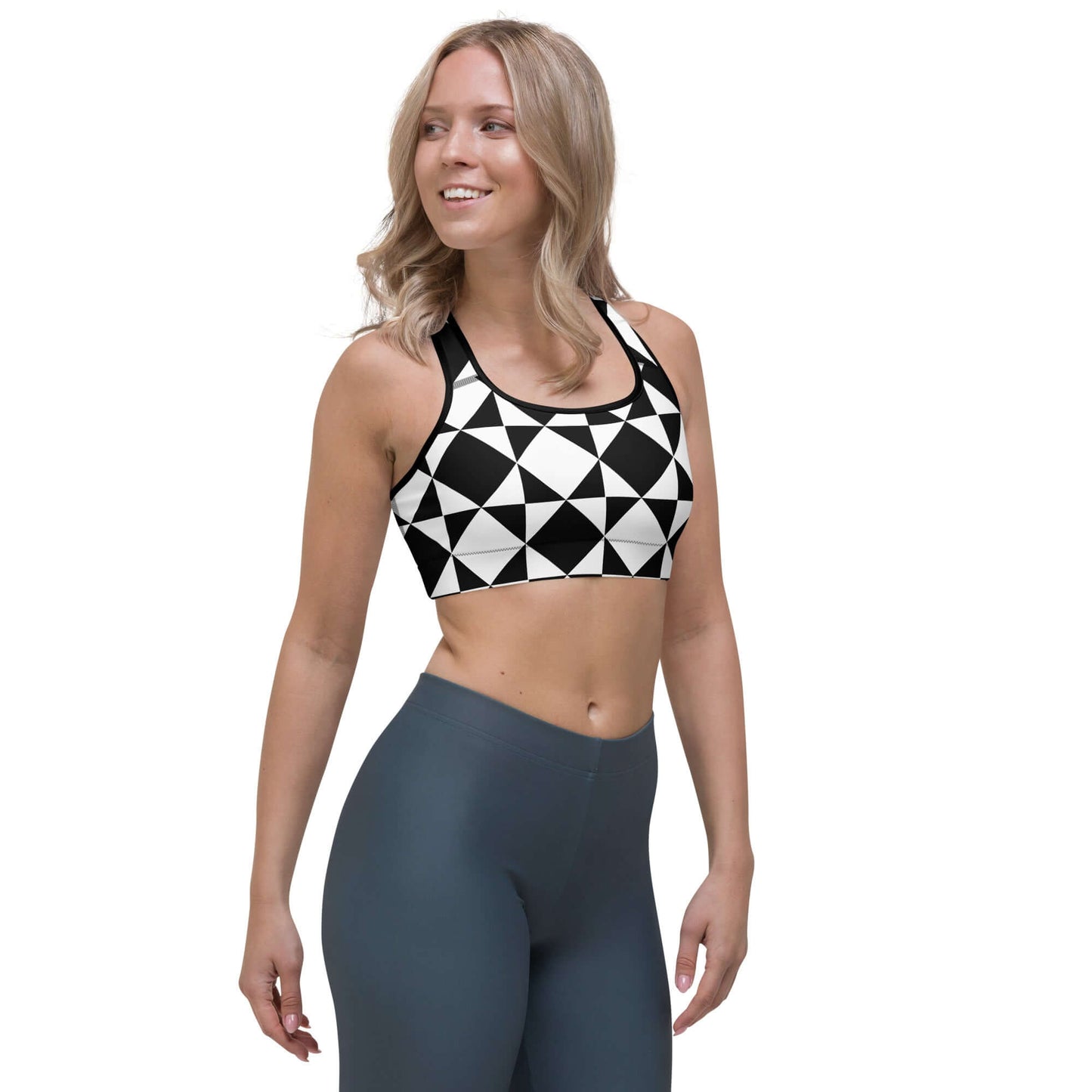 Woman wearing Sport-BH N°6 with geometric pattern, featuring moisture-absorbing fabric and supportive straps for medium-intensity training.
