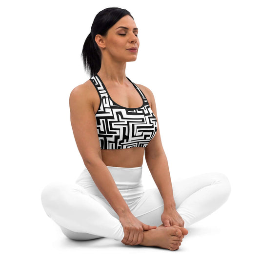 Woman meditating in Sport-BH N°8 with moisture-wicking fabric and wide supportive straps.