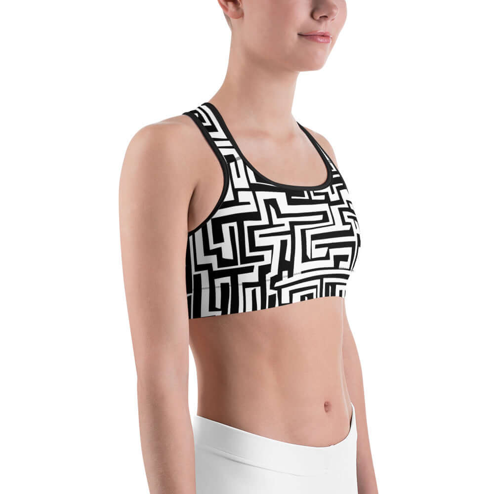 Alt Tag: Sport-BH N°8 aus feuchtigkeitsabsorbierendem Material mit stützenden Schulterträgern und breitem Gummiband in schwarz-weißem Design.