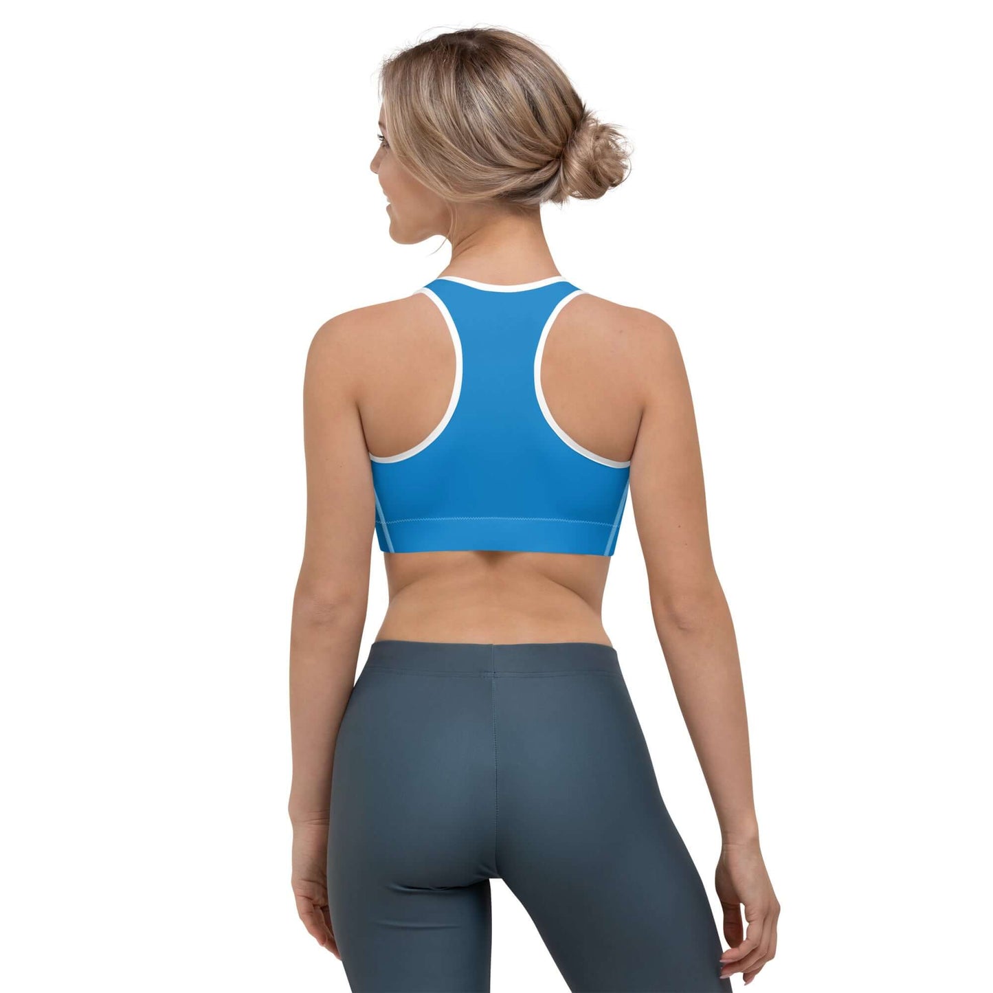 Rückansicht einer Frau in einem blauen Sport-BH N°7 beim Tragen von Trainingsbekleidung.