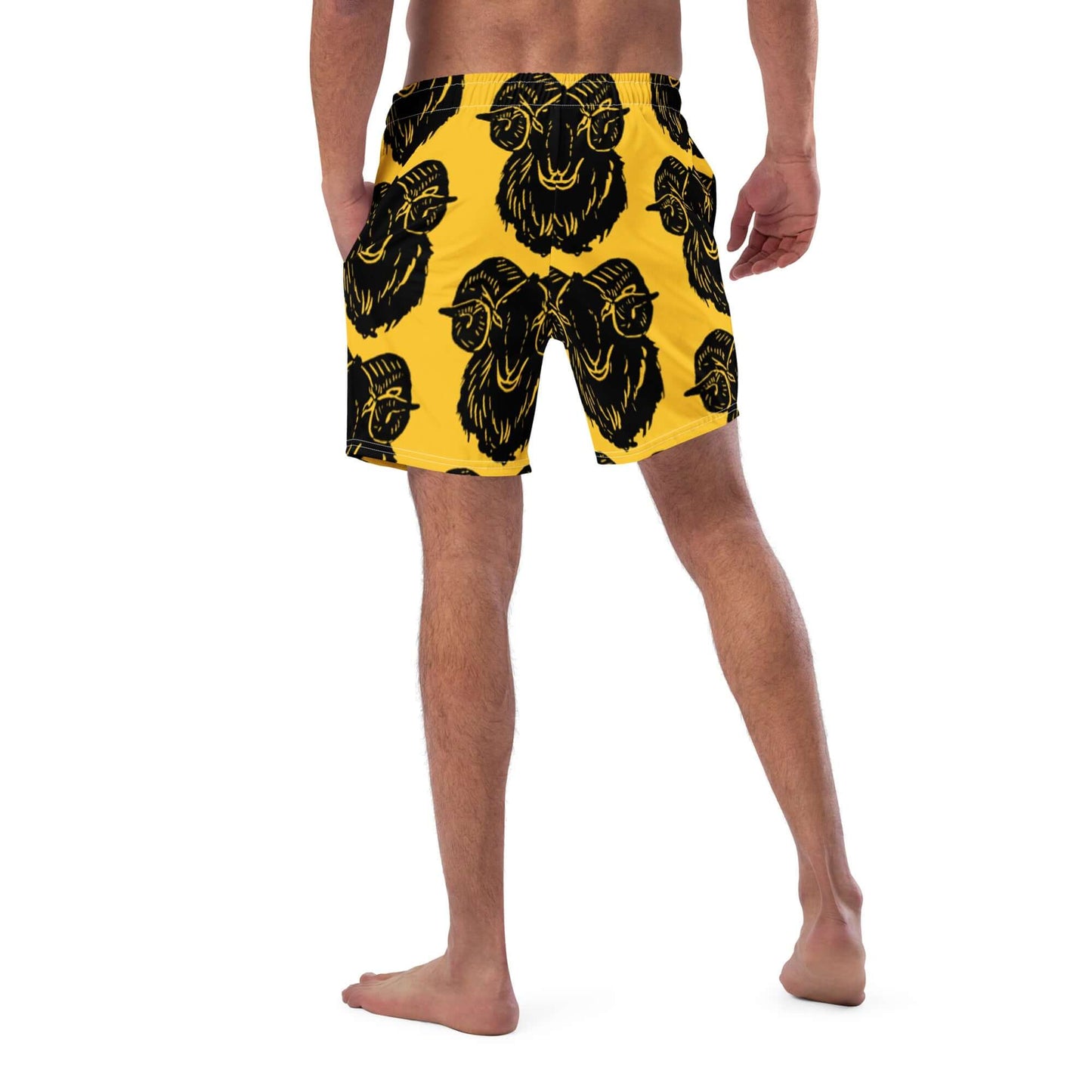 Herren-Badehosen N°6 in gelb mit schwarzem Druck, atmungsaktiv und schnell trocknend, perfekt für Sommertage am Strand.
