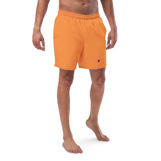 Mann trägt Herren-Badehosen N°7 in leuchtendem Orange, schnell trocknend und atmungsaktiv, ideal für den Sommer.