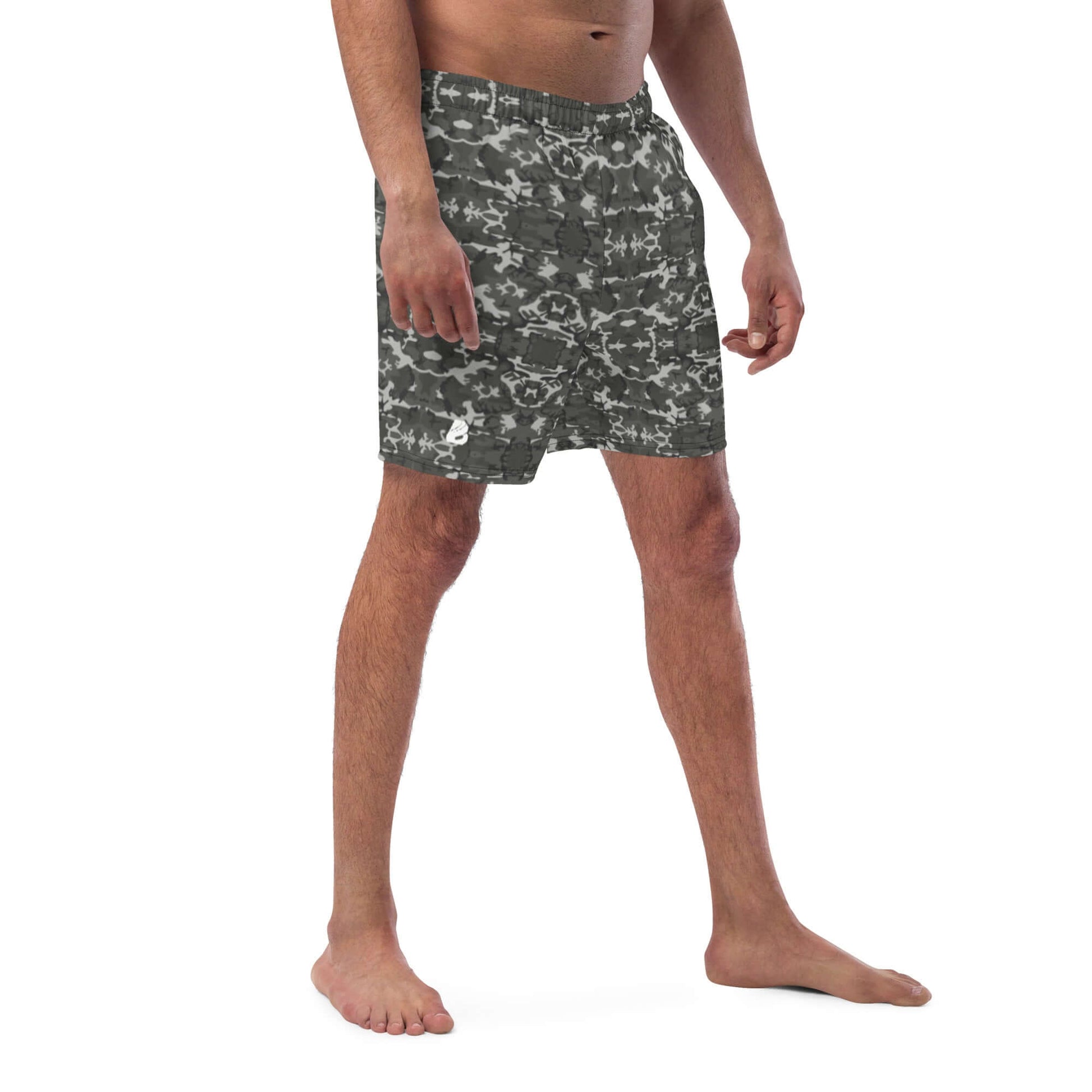 Herren-Badehosen N°2 in camo pattern, showcasing quick-dry, breathable fabric with multiple pockets and silky lining for summer comfort.