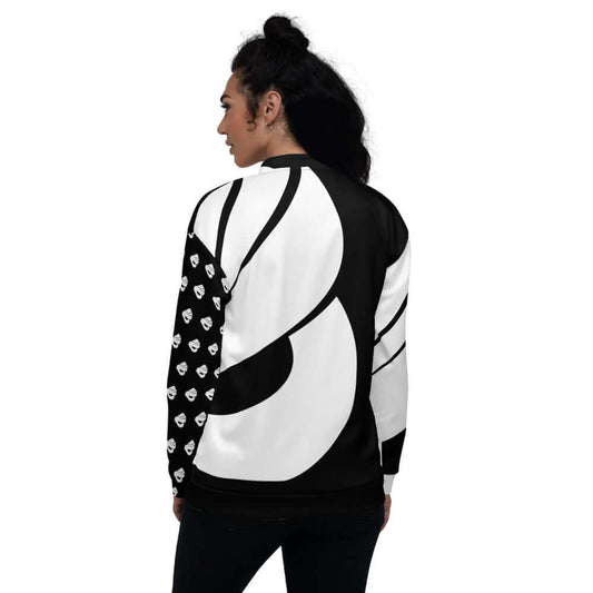 Rückansicht der Unisex Bomberjacke N°1 mit komplett bedrucktem Design in Schwarz-Weiß, getragen von einer Person. Modischer Unisex-Stil.