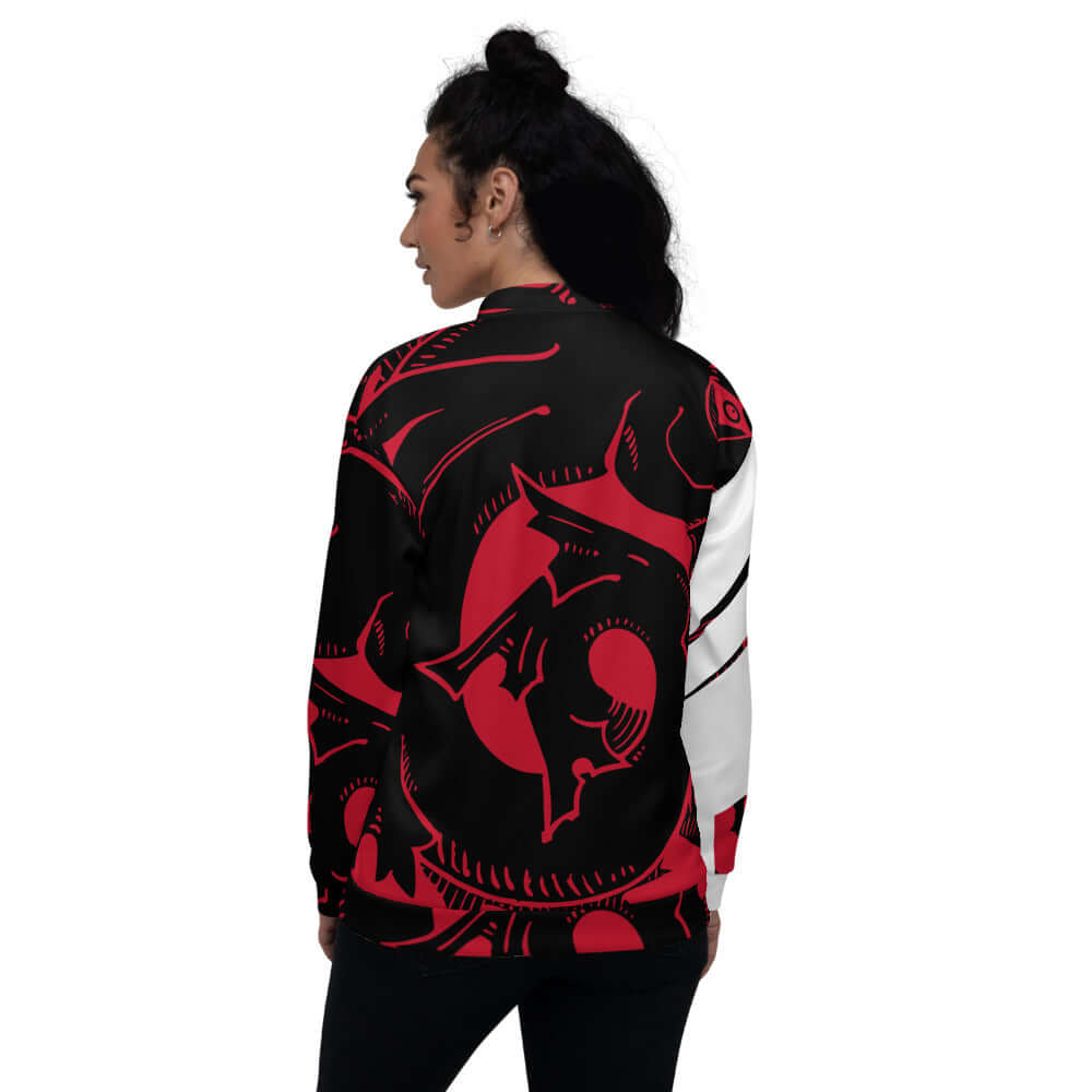 Unisex Bomberjacke N°4 mit auffälligem, komplett bedrucktem Design in Rot und Schwarz, getragen von einer Person, Rückansicht.