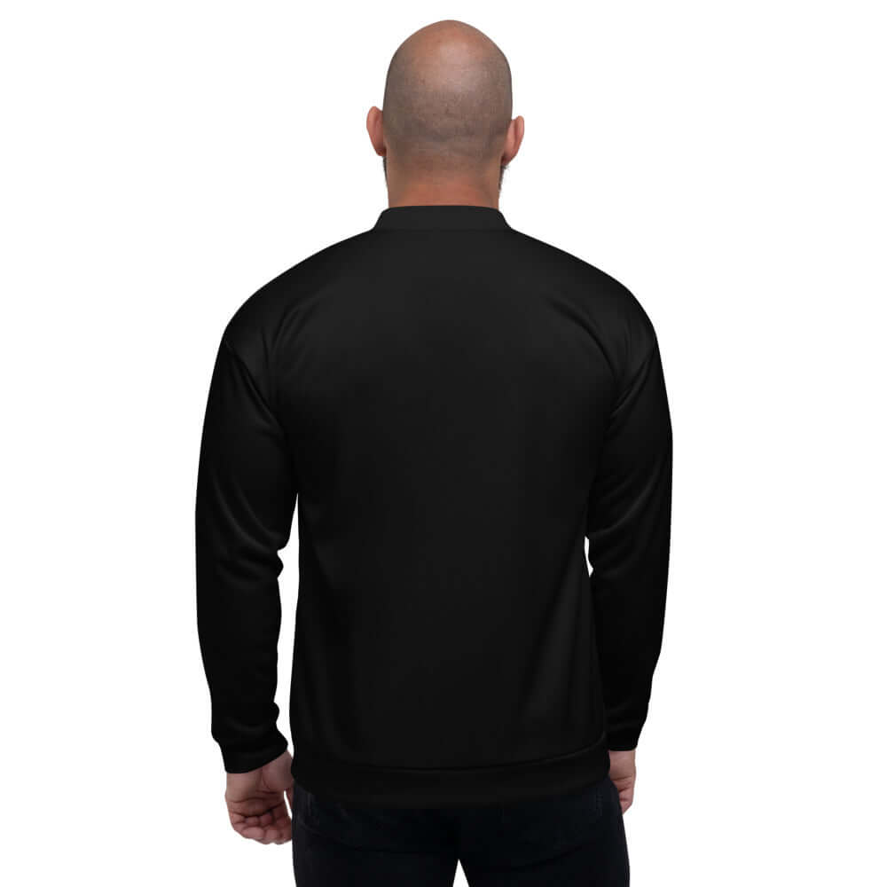 Rückansicht der Unisex Bomberjacke N°15 in Schwarz, gezeigt an einem Model. Perfekt für vielseitige Outfits.