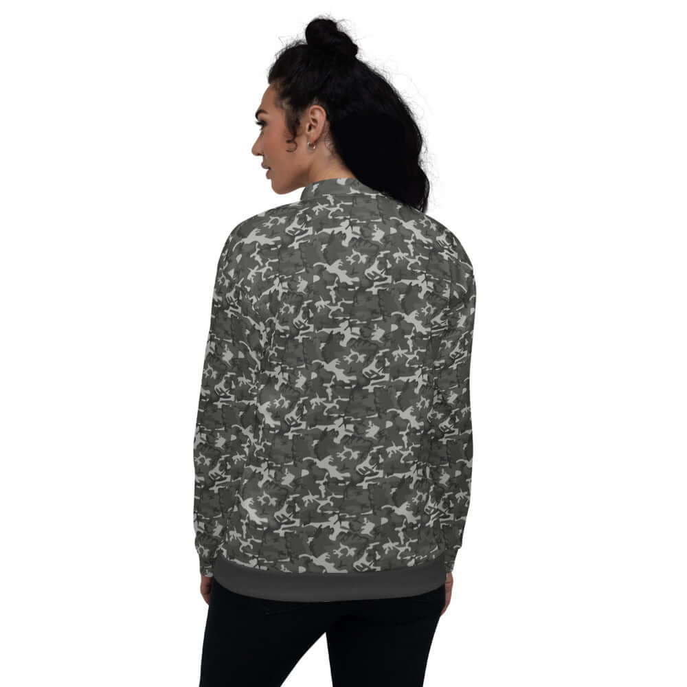 Person wearing camo-pattern Unisex Bomberjacke N°22, showcasing back design and fit.