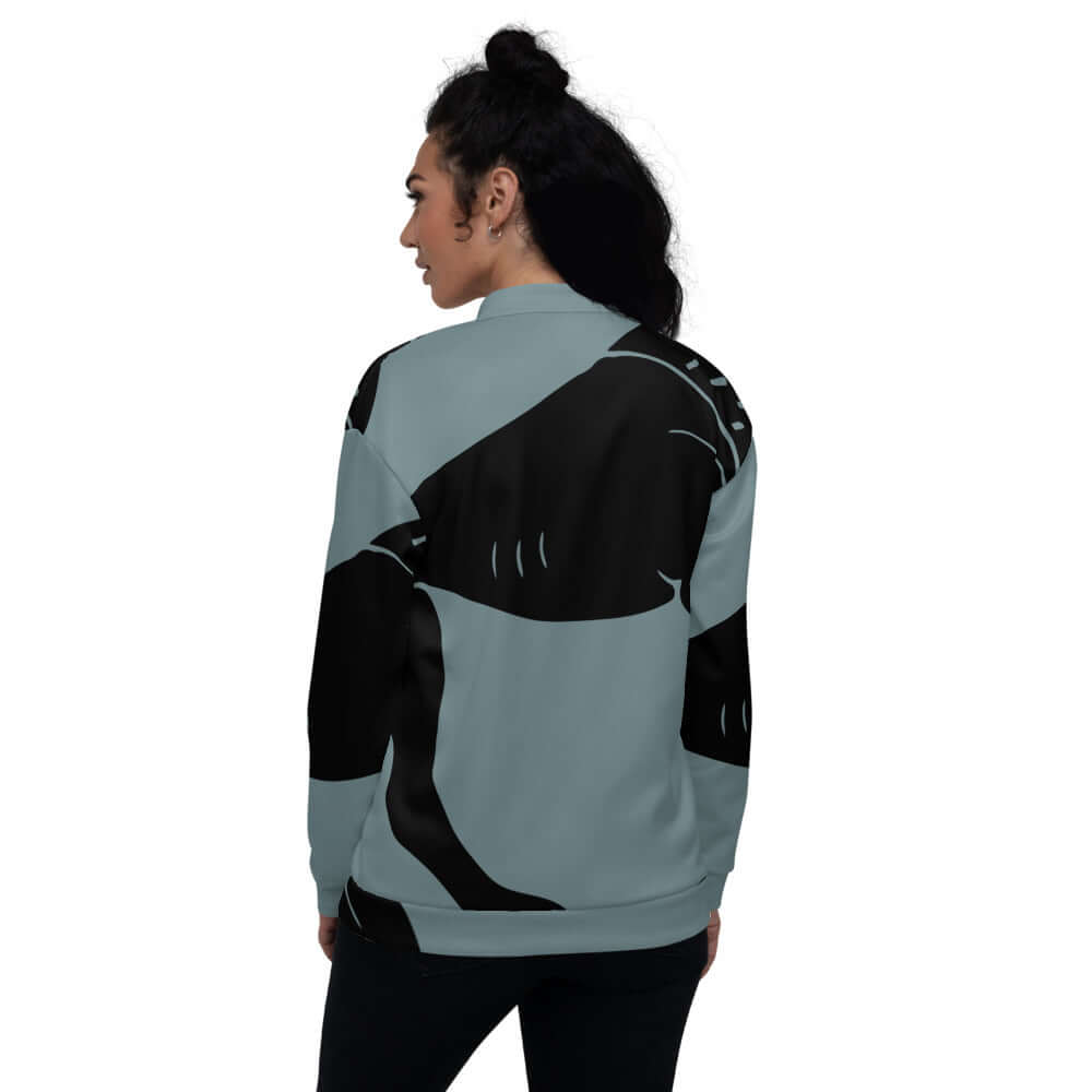 Rückansicht einer Frau, die eine Unisex Bomberjacke N°23 mit modernem Design trägt