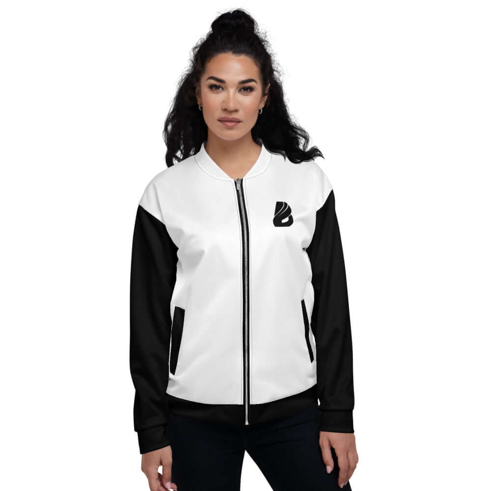 Unisex Bomberjacke N°16 in schwarz und weiß, getragen von einer Frau. Stilvolles Design mit lockerer Passform und Fleece-Innenseite.