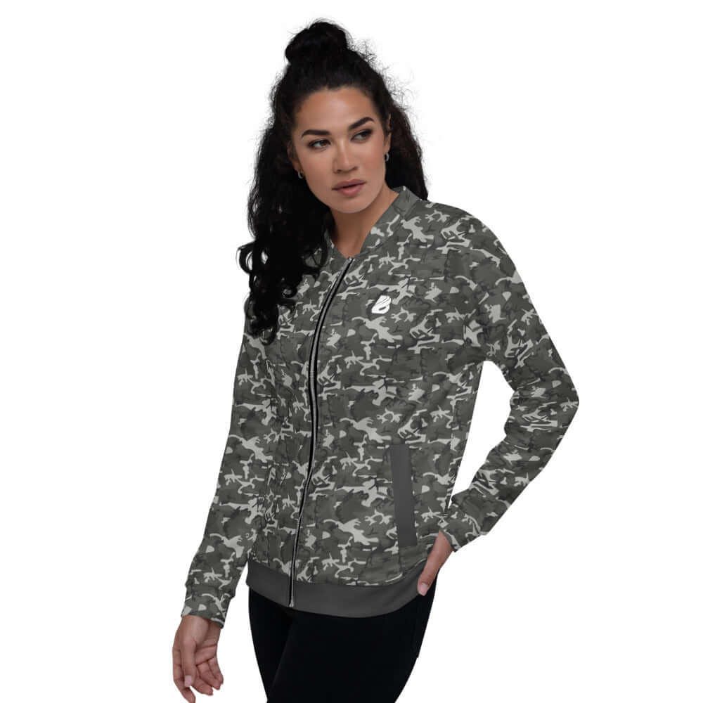 Model wearing camo Unisex Bomberjacke N°22 with fleece interior and relaxed fit, perfect for any casual outfit.