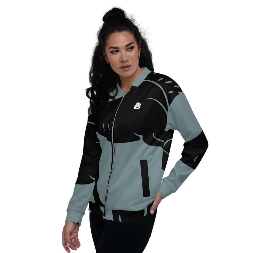 Frau trägt stilvolle Unisex Bomberjacke N°23 in Schwarz und Grau, perfekte Passform für jeden Anlass, mit Fleece-Innenseite.