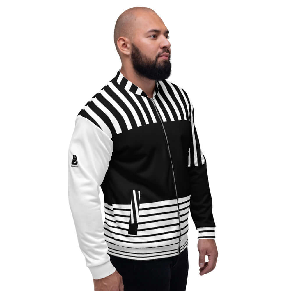Model trägt die Unisex Bomberjacke N°3, schwarz-weiß gestreift, modern und lässig mit Fleece-Innenseite. Perfekt für jeden Anlass.