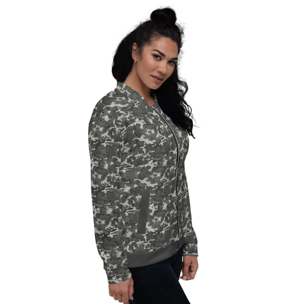 Model wearing camo Unisex Bomberjacke N°22 with fleece interior and loose fit, perfect for versatile outfits.