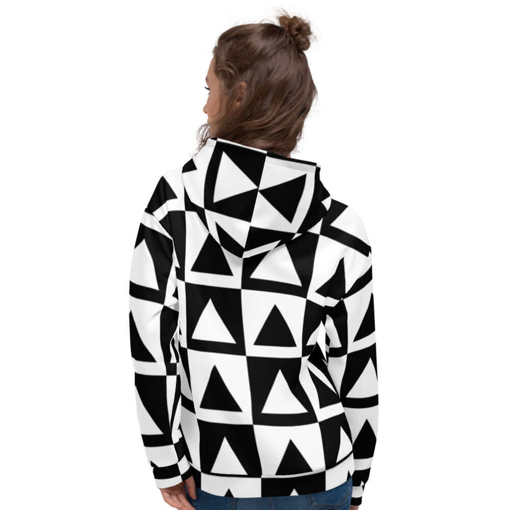 Unisex-Kapuzenpullover N°16 in schwarz-weißem geometrischem Muster, Rückansicht gezeigt auf weiblichem Model