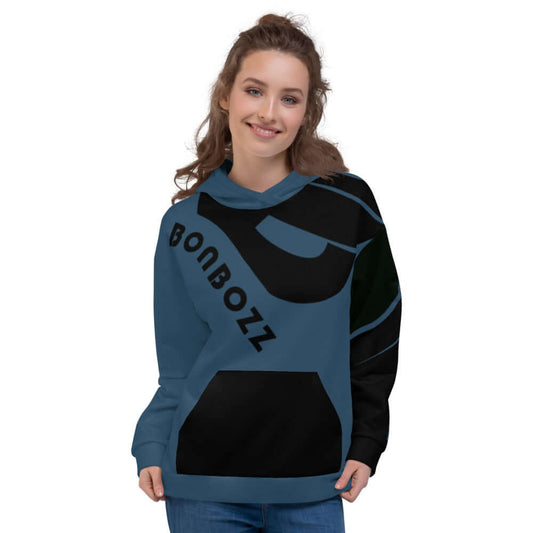 Woman wearing Unisex-Kapuzenpullover N°5 in blue with black accents and vibrant print, casual comfortable fashion, soft brushed fleece inside.