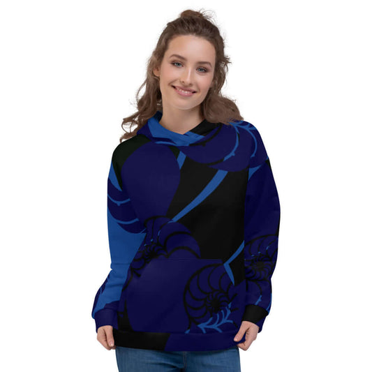 Woman wearing a vibrant blue Unisex-Kapuzenpullover with a unique print, showcasing comfort and style for cool evenings.
