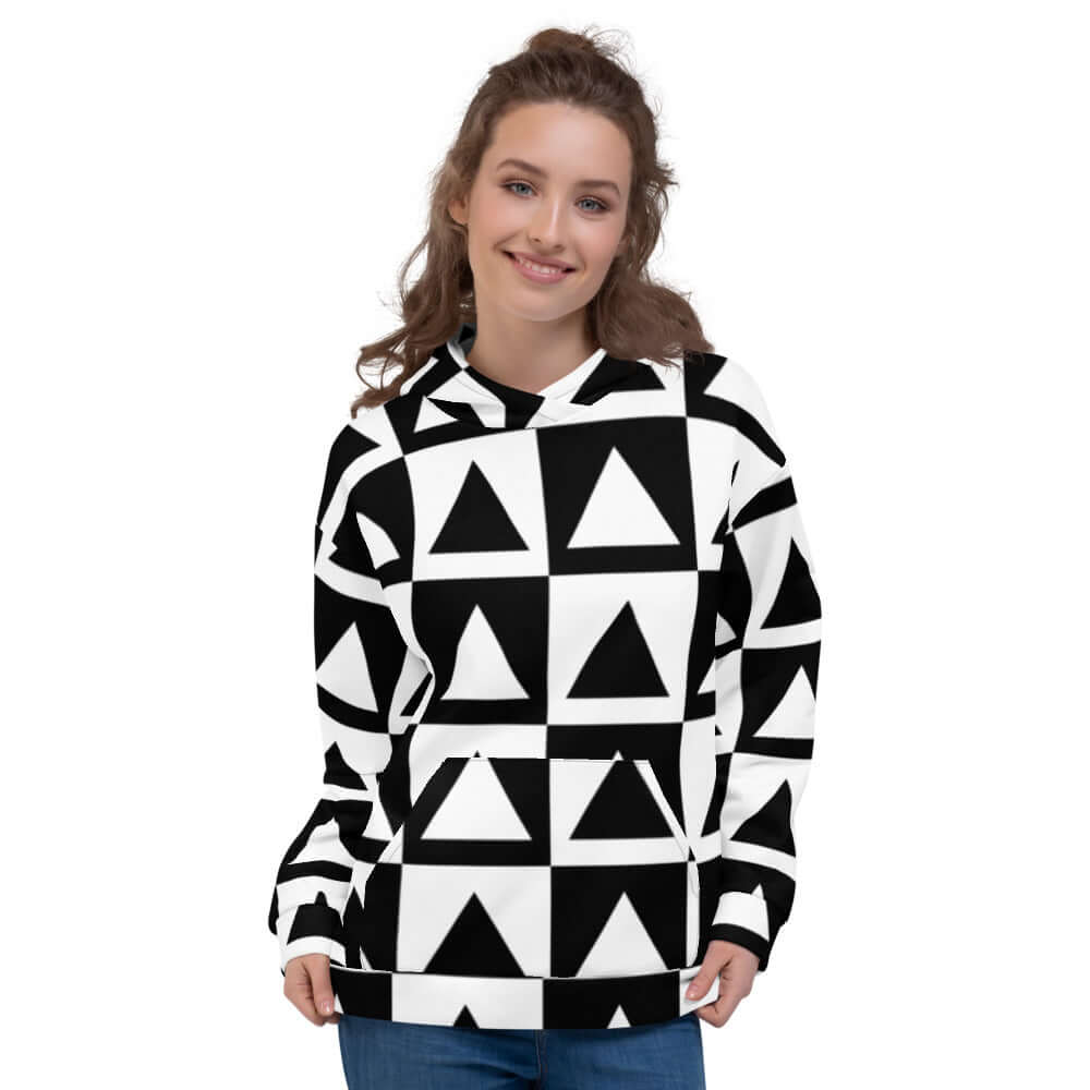 Model wearing Unisex-Kapuzenpullover N°16 with black and white geometric design, showcasing soft and comfortable fit.