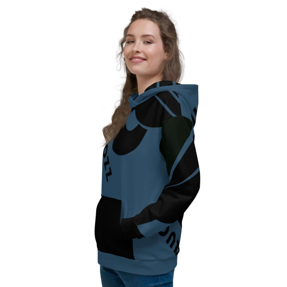 Person wearing Unisex-Kapuzenpullover N°5 with vibrant print and comfortable fit, ideal for cool evenings.