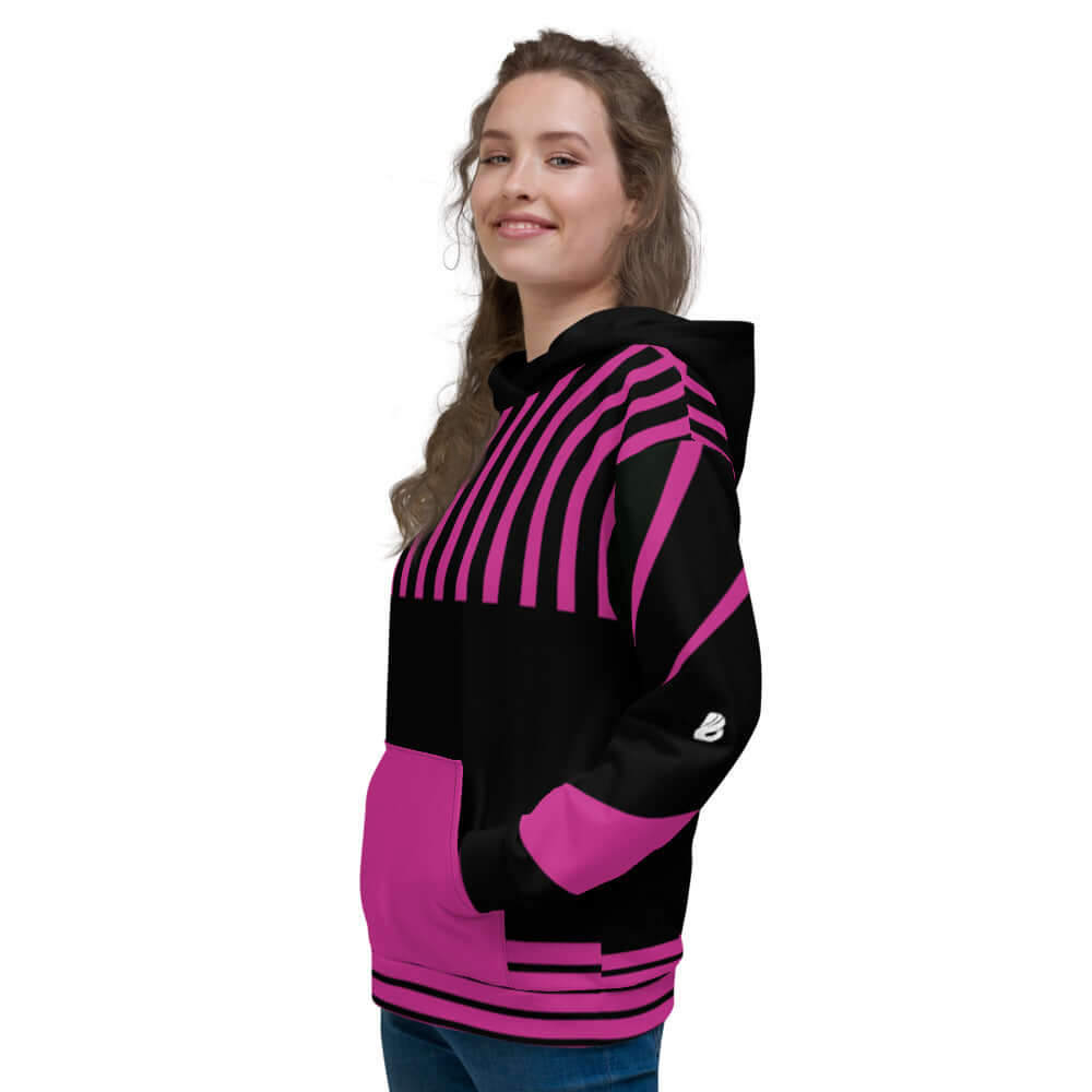 Frau trägt Unisex-Kapuzenpullover N°6 mit lebendigem Druck, perfekt für kühle Abende, 70% Polyester, 27% Baumwolle, 3% Elastan.