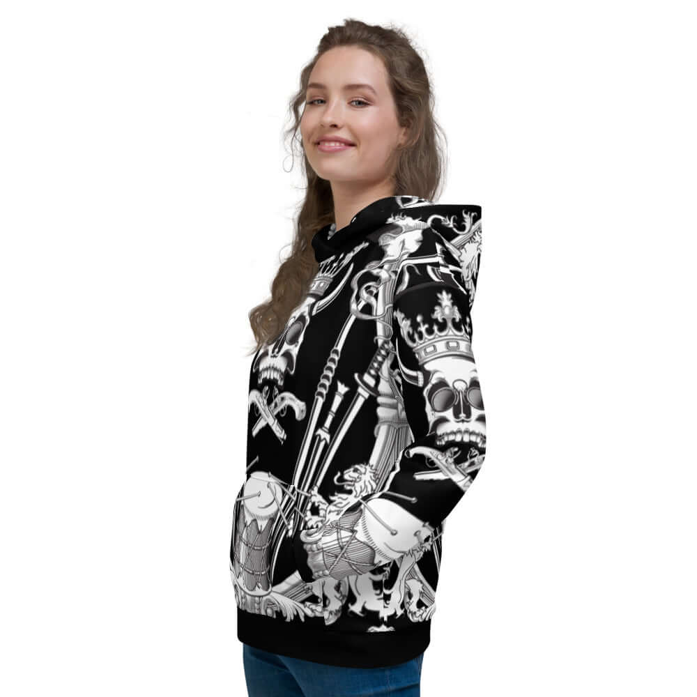 Unisex-Kapuzenpullover N°9 with vivid print and soft interior, modeled by a woman wearing jeans, perfect for cool evenings.