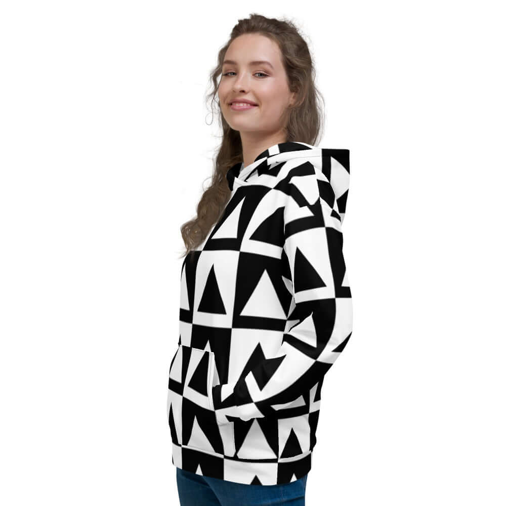 Person wearing Unisex-Kapuzenpullover N°16 with black and white geometric design, showcasing comfort and style.