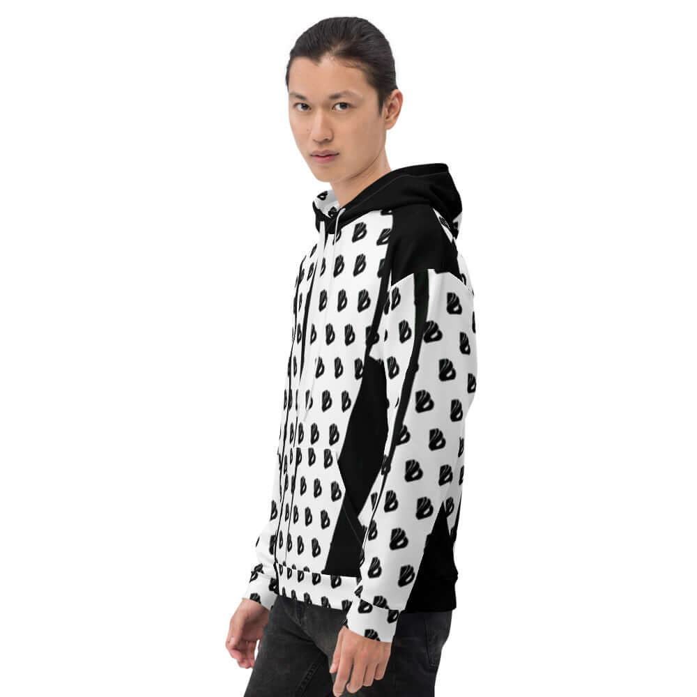 Model wearing Unisex-Kapuzenpullover N°28 with black and white pattern, featuring soft brushed fleece, ideal for cool evenings.