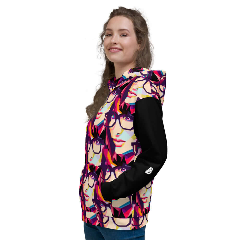 Person wearing Unisex-Kapuzenpullover N°29 with colorful print and soft fleece.