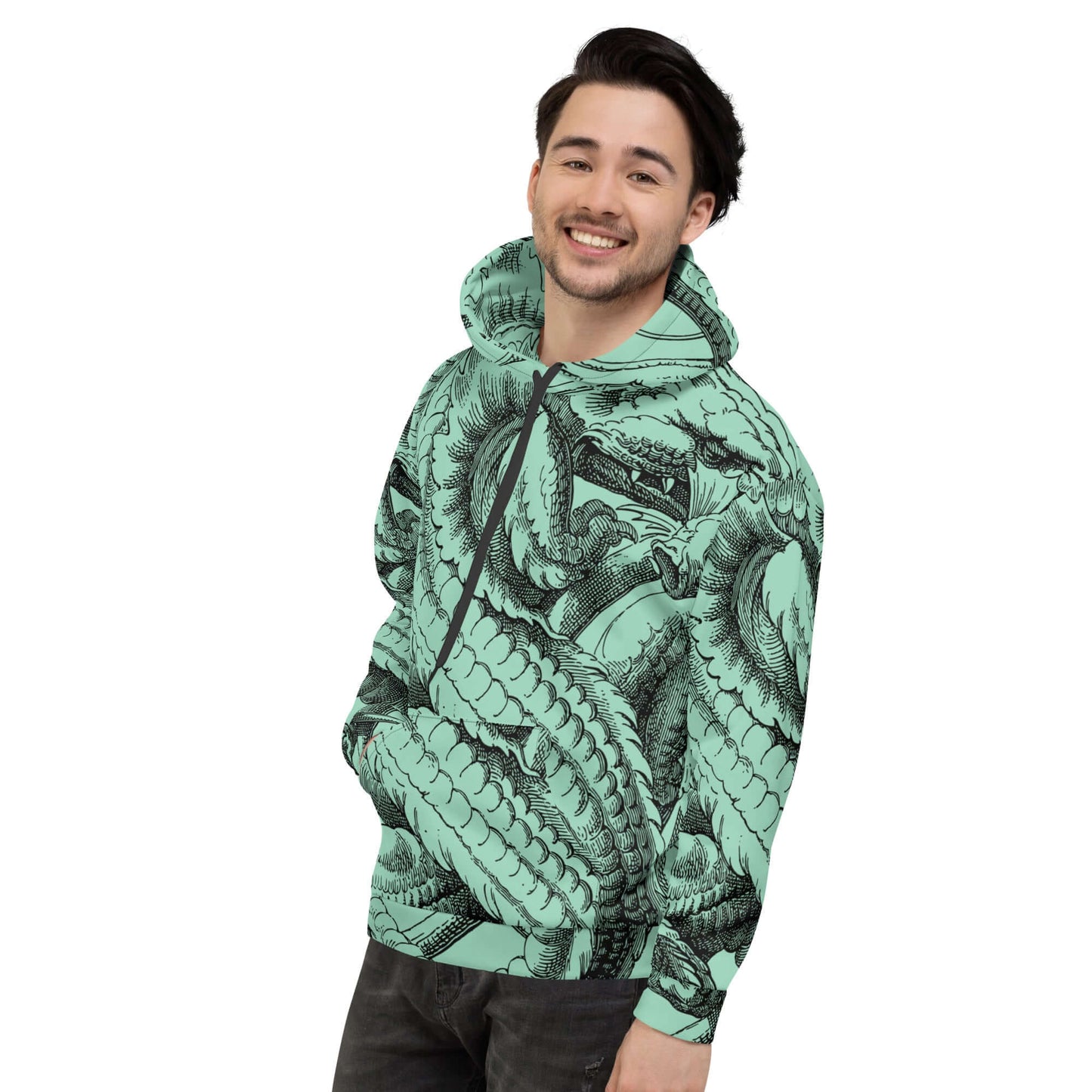 Mann trägt Unisex-Kapuzenpullover N°47 mit lebendigem Druck, weich gebürstetem Vlies, ideal für kühle Abende.