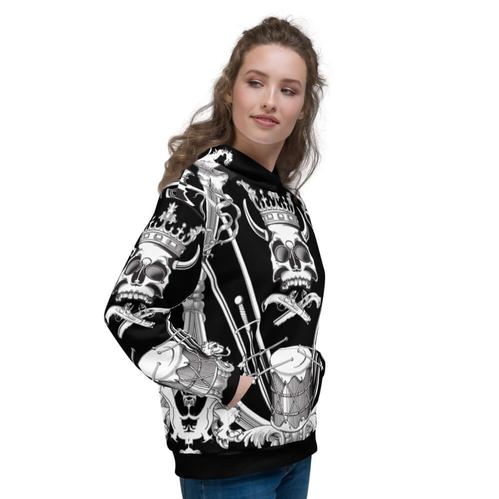 Woman wearing Unisex-Kapuzenpullover N°9 with skull and crown design, showcasing the vibrant print and cozy fit of the hoodie.