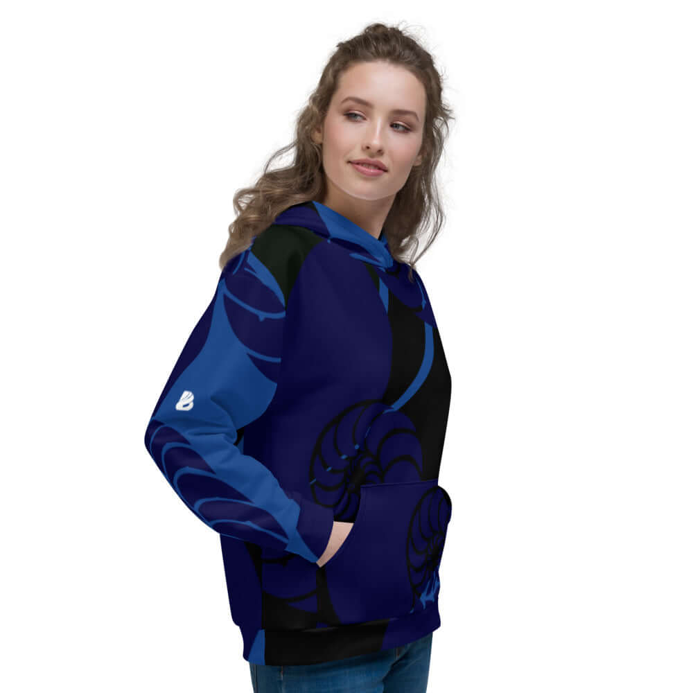 Model wearing Unisex-Kapuzenpullover with vibrant print and soft fabric, perfect for cool evenings.