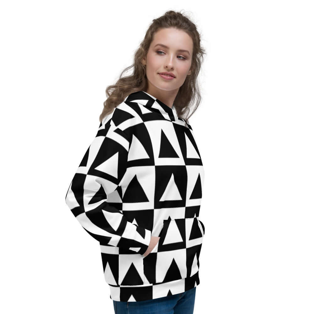 Unisex-Kapuzenpullover N°16 with geometric pattern, worn by a model, featuring soft exterior and brushed fleece interior for comfort.
