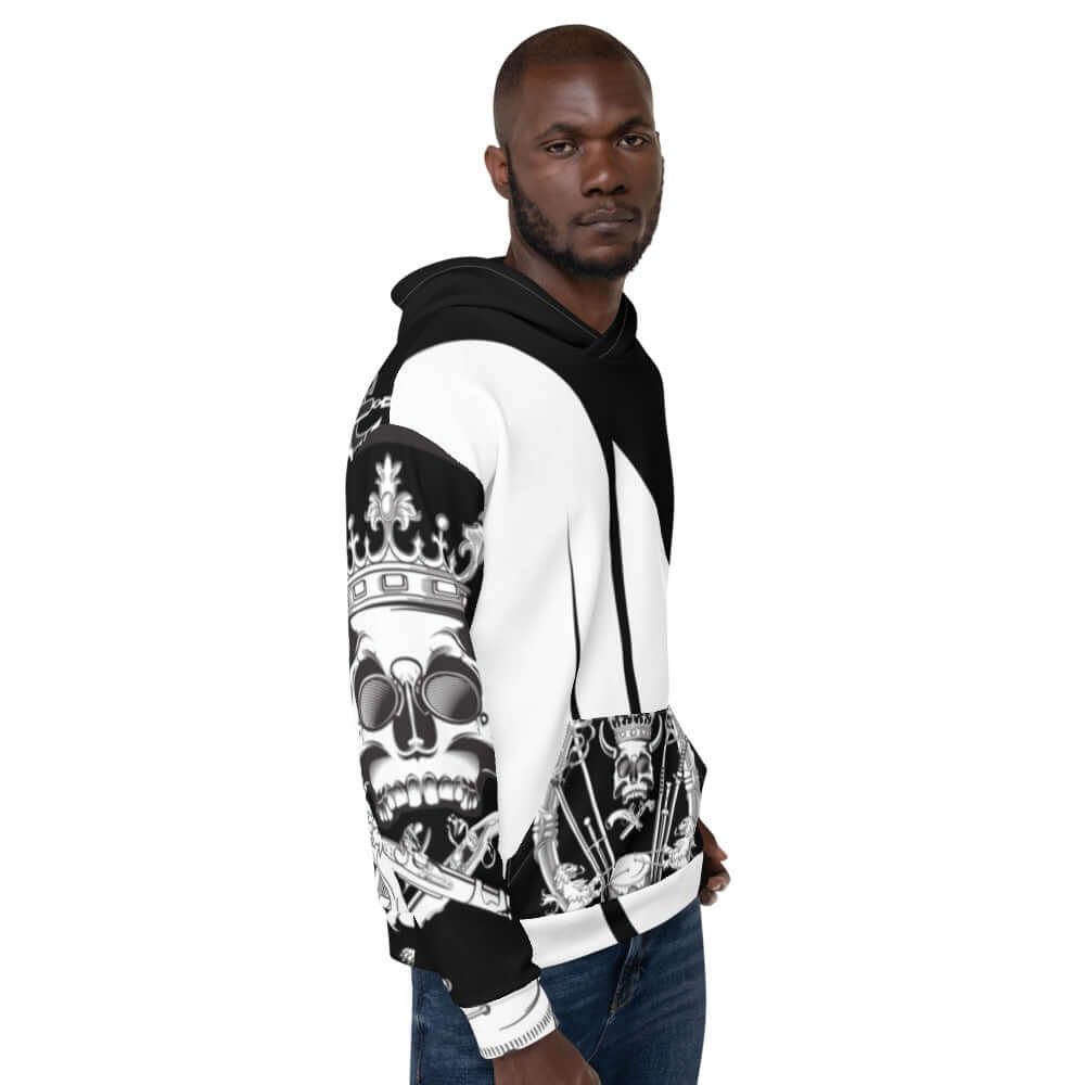 Model wearing the Unisex-Kapuzenpullover N°34 with skull and crown print, showcasing a bold black and white design.
